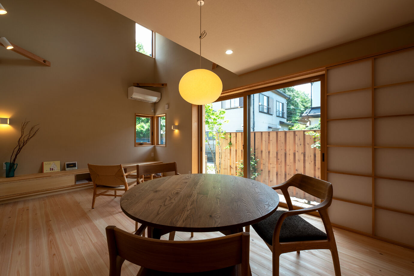 優建築工房 【2000万円台/29坪台/吹き抜け/借景】 庭と縁台デッキが暮らしを彩る、風情豊かな住まいの建築実例画像3