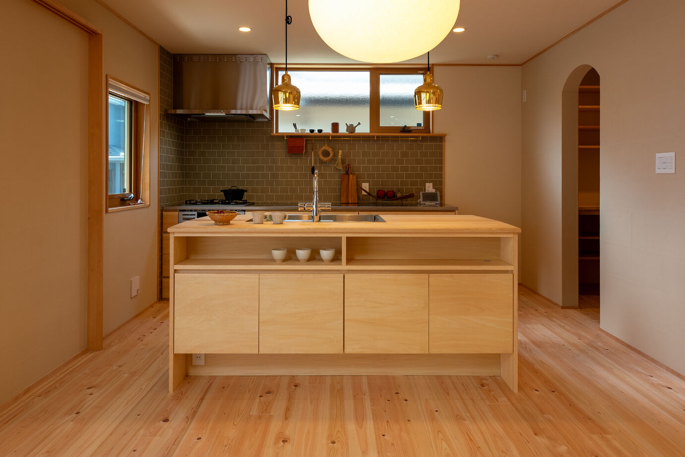 優建築工房 【2000万円台/29坪台/吹き抜け/借景】 庭と縁台デッキが暮らしを彩る、風情豊かな住まいの建築実例画像4