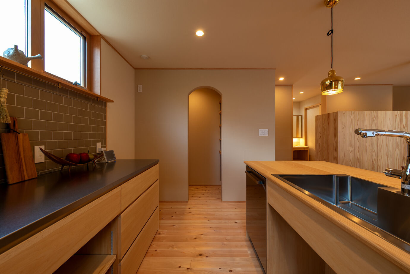 優建築工房 【2000万円台/29坪台/吹き抜け/借景】 庭と縁台デッキが暮らしを彩る、風情豊かな住まいの建築実例画像5