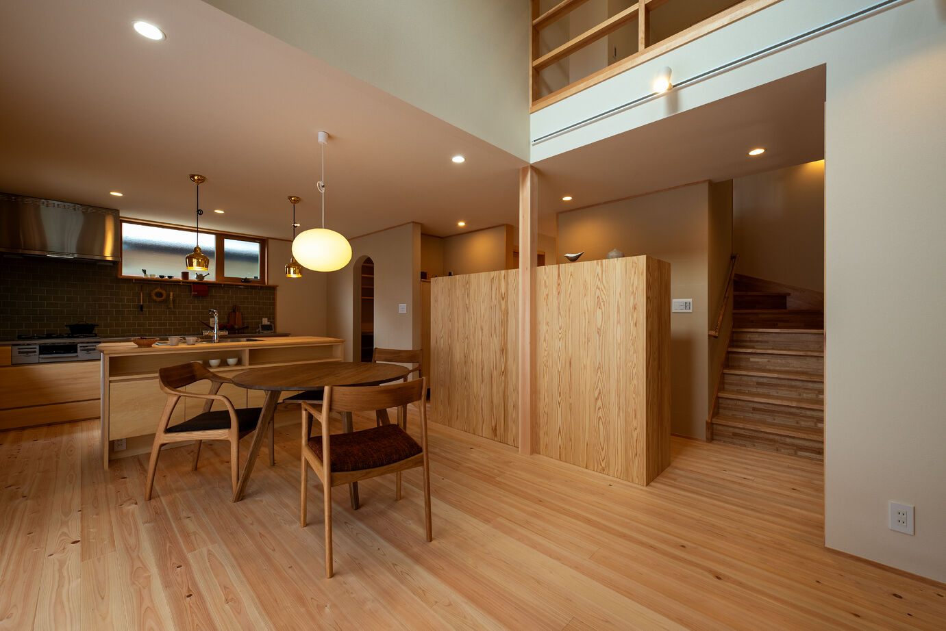 優建築工房 【2000万円台/29坪台/吹き抜け/借景】 庭と縁台デッキが暮らしを彩る、風情豊かな住まいの建築実例画像6