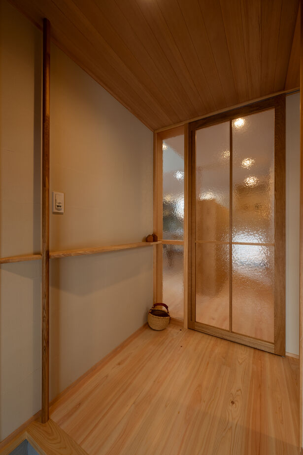 優建築工房 【2000万円台/29坪台/吹き抜け/借景】 庭と縁台デッキが暮らしを彩る、風情豊かな住まいの建築実例画像9