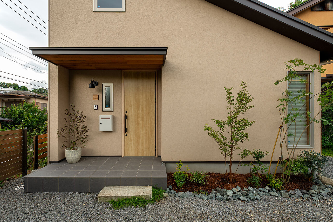 優建築工房 【1000万円台/25坪台/平屋風】 勾配天井と小屋裏空間が広がりを生む、端正な住まいの建築実例画像