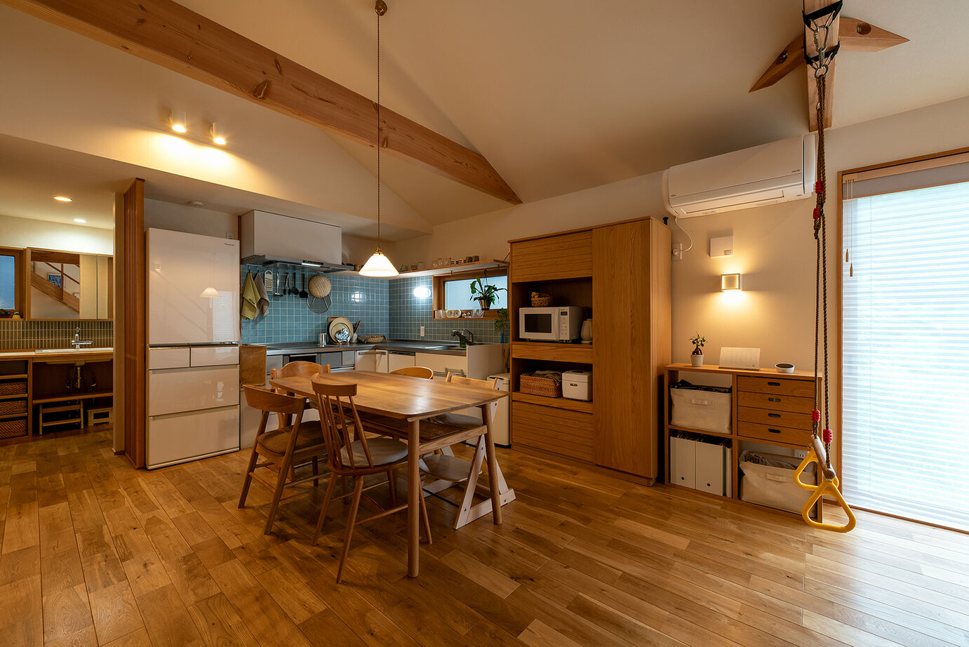 優建築工房 【1000万円台/25坪台/平屋風】 勾配天井と小屋裏空間が広がりを生む、端正な住まいの建築実例画像2