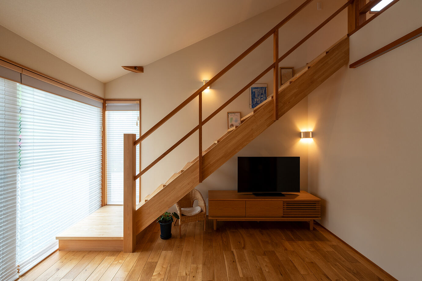 優建築工房 【1000万円台/25坪台/平屋風】 勾配天井と小屋裏空間が広がりを生む、端正な住まいの建築実例画像3