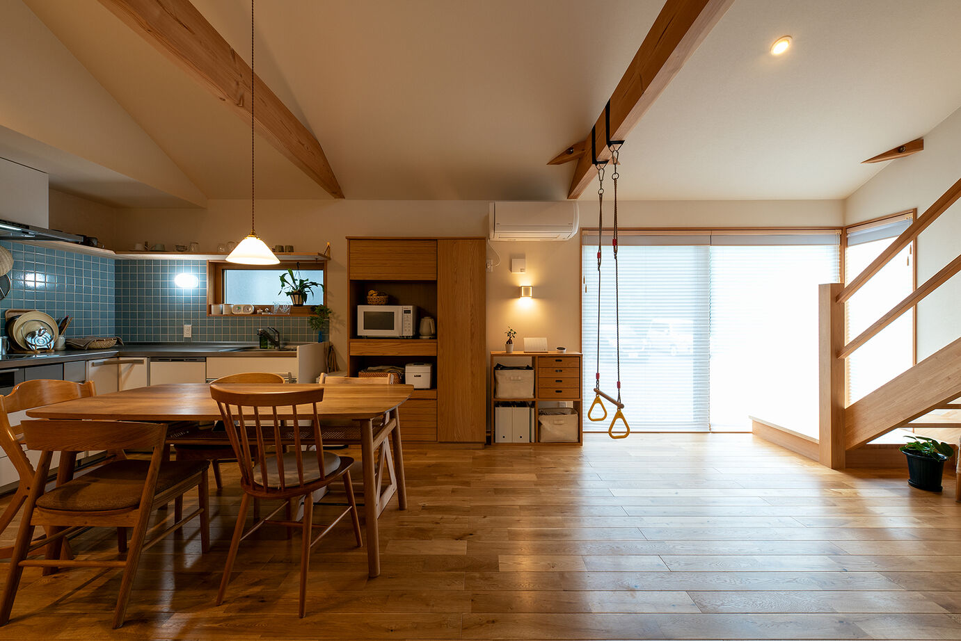 優建築工房 【1000万円台/25坪台/平屋風】 勾配天井と小屋裏空間が広がりを生む、端正な住まいの建築実例画像4