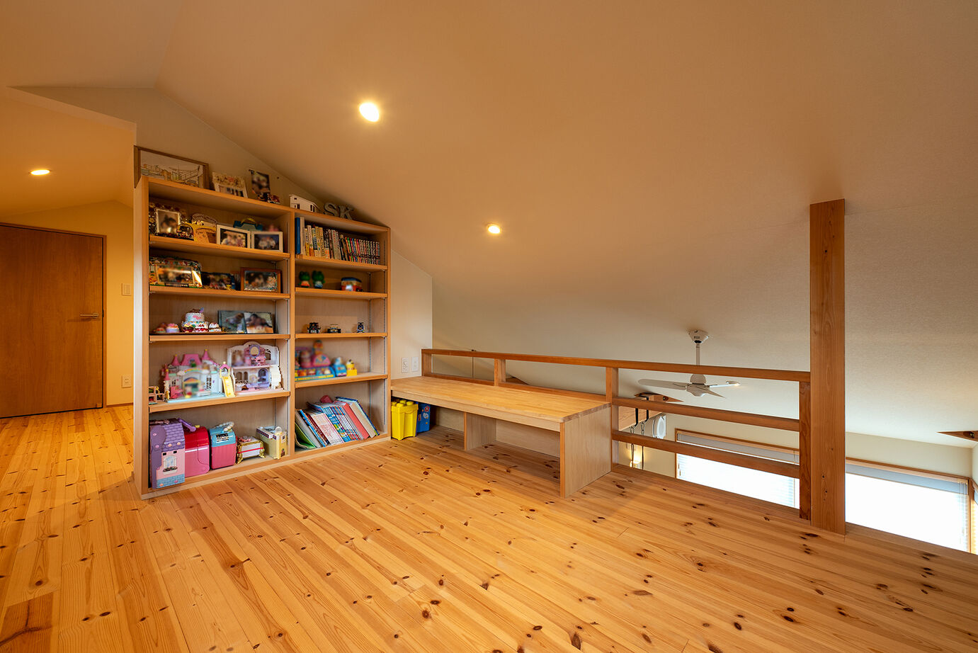 優建築工房 【1000万円台/25坪台/平屋風】 勾配天井と小屋裏空間が広がりを生む、端正な住まいの建築実例画像5