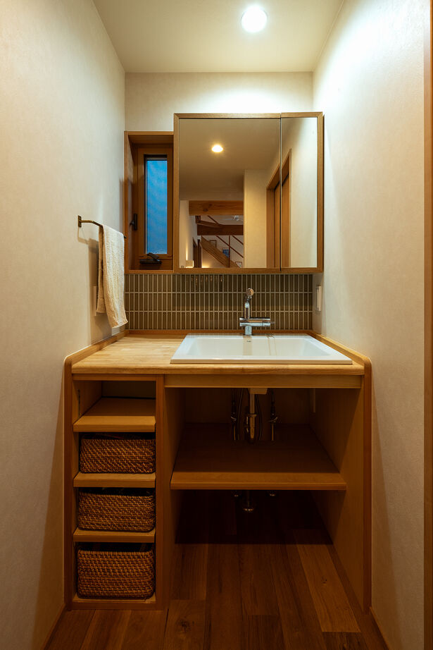 優建築工房 【1000万円台/25坪台/平屋風】 勾配天井と小屋裏空間が広がりを生む、端正な住まいの建築実例画像6