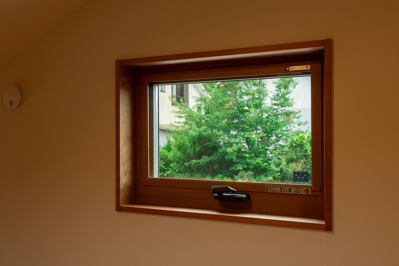 優建築工房 【1000万円台/25坪台/平屋風】 勾配天井と小屋裏空間が広がりを生む、端正な住まいの建築実例画像8