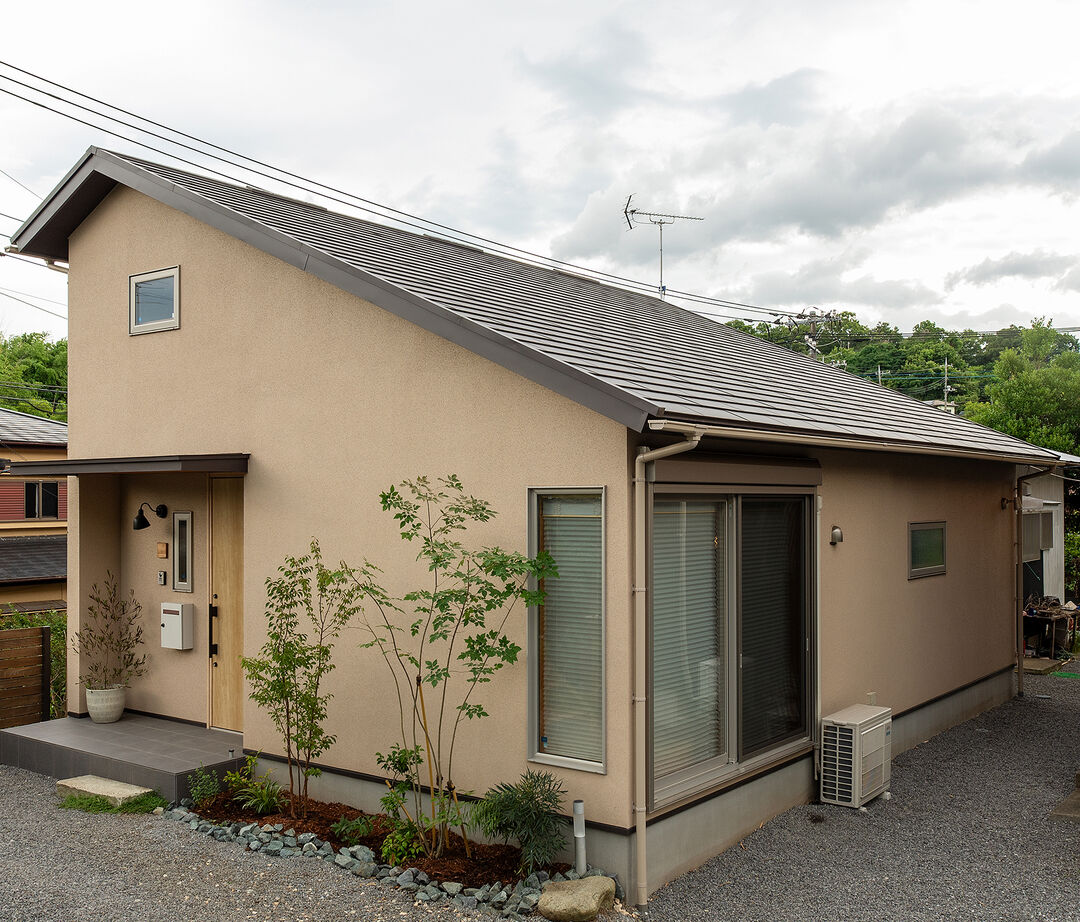 優建築工房 【1000万円台/25坪台/平屋風】 勾配天井と小屋裏空間が広がりを生む、端正な住まいの建築実例画像9