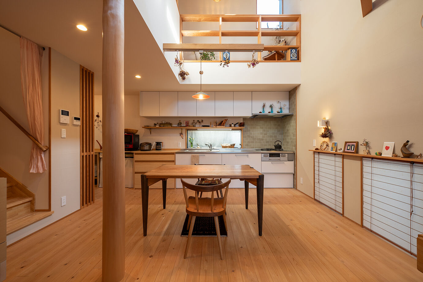 優建築工房 【1000万円台/23坪台/吹き抜け/住宅密集地】南西に開いた、光と風と素材美が響き合う上質な住まいの建築実例画像