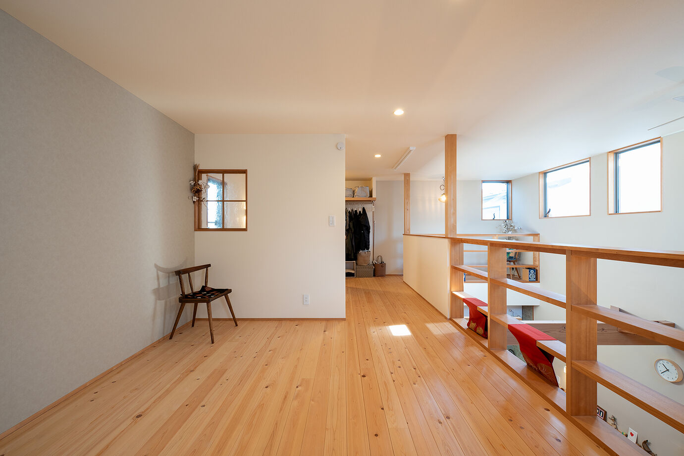 優建築工房 【1000万円台/23坪台/吹き抜け/住宅密集地】南西に開いた、光と風と素材美が響き合う上質な住まいの建築実例画像4