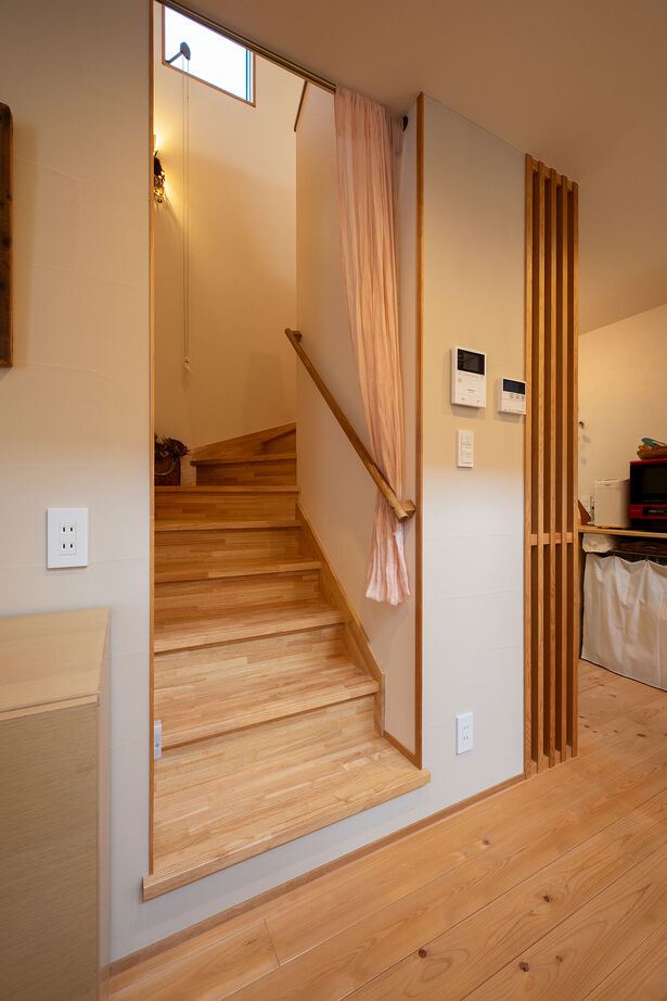 優建築工房 【1000万円台/23坪台/吹き抜け/住宅密集地】南西に開いた、光と風と素材美が響き合う上質な住まいの建築実例画像6