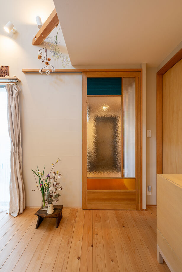 優建築工房 【1000万円台/23坪台/吹き抜け/住宅密集地】南西に開いた、光と風と素材美が響き合う上質な住まいの建築実例画像7