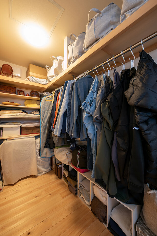 優建築工房 【1000万円台/23坪台/吹き抜け/住宅密集地】南西に開いた、光と風と素材美が響き合う上質な住まいの建築実例画像9