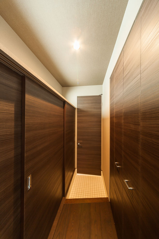 IDEAL HOME　アイデアルホーム（カスタムホーム） 【2000万円台/大阪市/新築/40坪】外を閉じ内に解放ホテルライクな家 都会の中の高級感あるアーバンリゾートの建築実例画像2