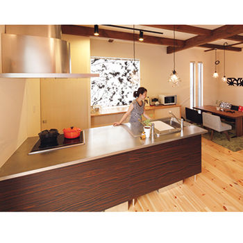 IDEAL HOME　アイデアルホーム（カスタムホーム） 【2000万円台/兵庫/約35坪/車2台】リビングとガレージが一体 休日が待ち遠しい車好きのためのオシャレな家の建築実例画像3