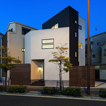 IDEAL HOME　アイデアルホーム（カスタムホーム） 【1000万円台/大阪市/狭小/変形地/約30坪】三方向を道路に面した三角形の土地を活かして建てたオシャレな家の建築実例画像2