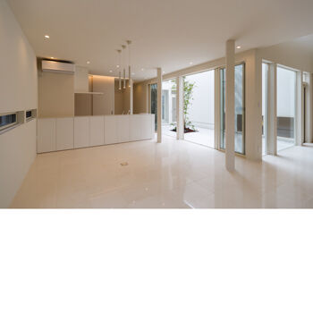 IDEAL HOME　アイデアルホーム（カスタムホーム） 【建築家/ビルトインガレージ/車3台】光、風、空、美しい四季を楽しむ白の世界。豪華客船のような白亜の家の建築実例画像2