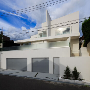 IDEAL HOME　アイデアルホーム（カスタムホーム） 【建築家/ビルトインガレージ/車3台】光、風、空、美しい四季を楽しむ白の世界。豪華客船のような白亜の家の建築実例画像9