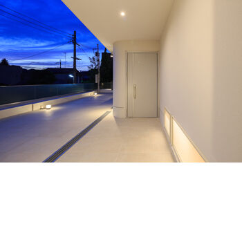 IDEAL HOME　アイデアルホーム（カスタムホーム） 【建築家/ビルトインガレージ/車3台】光、風、空、美しい四季を楽しむ白の世界。豪華客船のような白亜の家の建築実例画像10