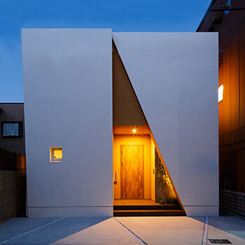 IDEAL HOME　アイデアルホーム（カスタムホーム） 【2000万円台/大阪市内/狭小/約30坪】住宅密集地でも周囲からの視線を遮る設計でカーテンなしで過ごせる家の建築実例画像1