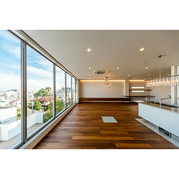 IDEAL HOME　アイデアルホーム（カスタムホーム） 【芦屋市/新築/傾斜地/約50坪】鉄骨造で実現した10ｍ超の大開口。眼下にパノラマビューが広がる豪華な家の建築実例画像3