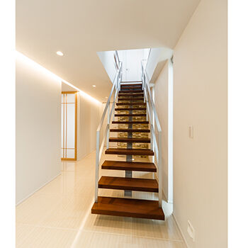 IDEAL HOME　アイデアルホーム（カスタムホーム） 【芦屋市/新築/傾斜地/約50坪】鉄骨造で実現した10ｍ超の大開口。眼下にパノラマビューが広がる豪華な家の建築実例画像5