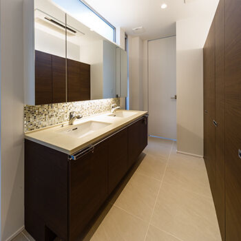 IDEAL HOME　アイデアルホーム（カスタムホーム） 【芦屋市/新築/傾斜地/約50坪】鉄骨造で実現した10ｍ超の大開口。眼下にパノラマビューが広がる豪華な家の建築実例画像7