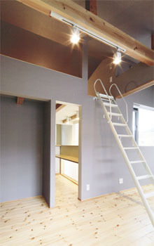 IDEAL HOME　アイデアルホーム（カスタムホーム） 【1000万円台/新築/約30坪】採光は十分、外からの視線は遮る高級感のある間取り設計「斜線壁とジグザグ窓」の建築実例画像3