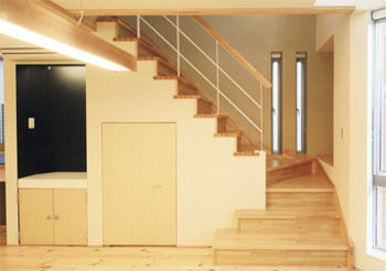 IDEAL HOME　アイデアルホーム（カスタムホーム） 【1000万円台/新築/約30坪】採光は十分、外からの視線は遮る高級感のある間取り設計「斜線壁とジグザグ窓」の建築実例画像4