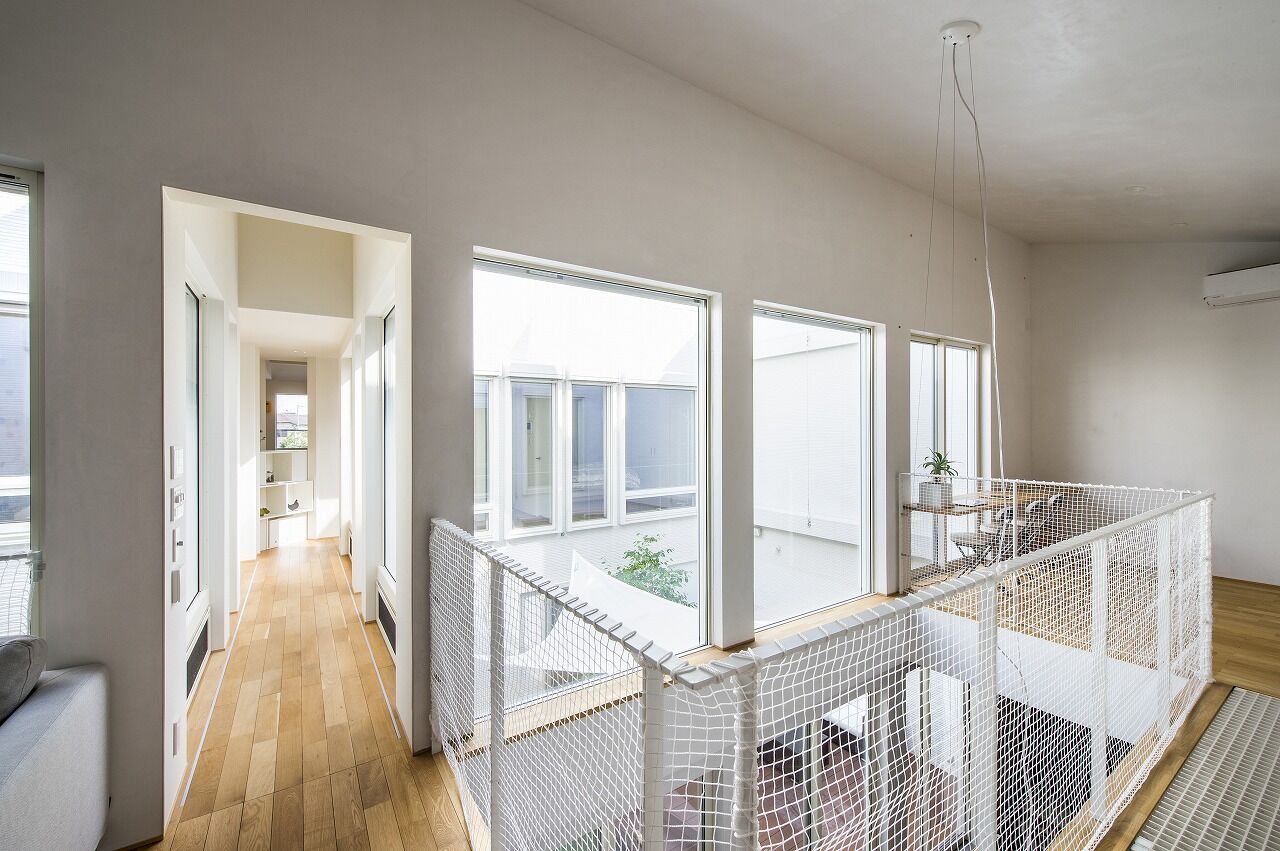 IDEAL HOME　アイデアルホーム（カスタムホーム） 【2000万円台/摂津市/ビルトインガレージ/50坪】二棟にわけた住まいの中心に中庭が、ノーカーテンの家の建築実例画像5