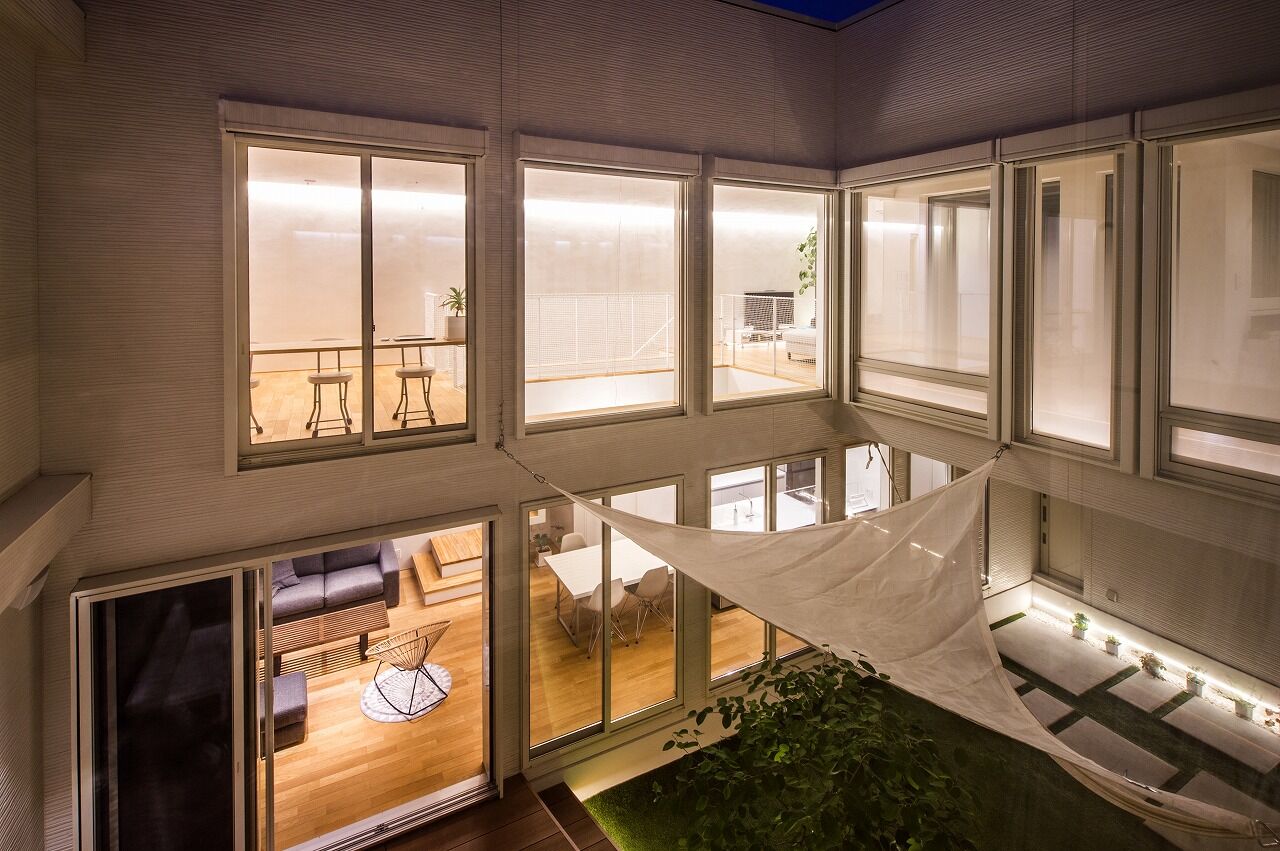 IDEAL HOME　アイデアルホーム（カスタムホーム） 【2000万円台/摂津市/ビルトインガレージ/50坪】二棟にわけた住まいの中心に中庭が、ノーカーテンの家の建築実例画像9