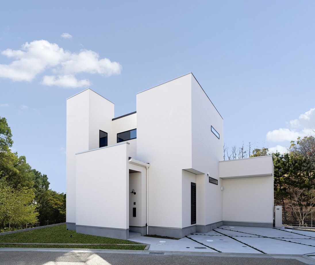 IDEAL HOME　アイデアルホーム（カスタムホーム） 【2000万円台/宝塚市/土地探し/新築/約31坪】景観の良さを活かした居心地の良い白基調のオシャレで豪華な家の建築実例画像1
