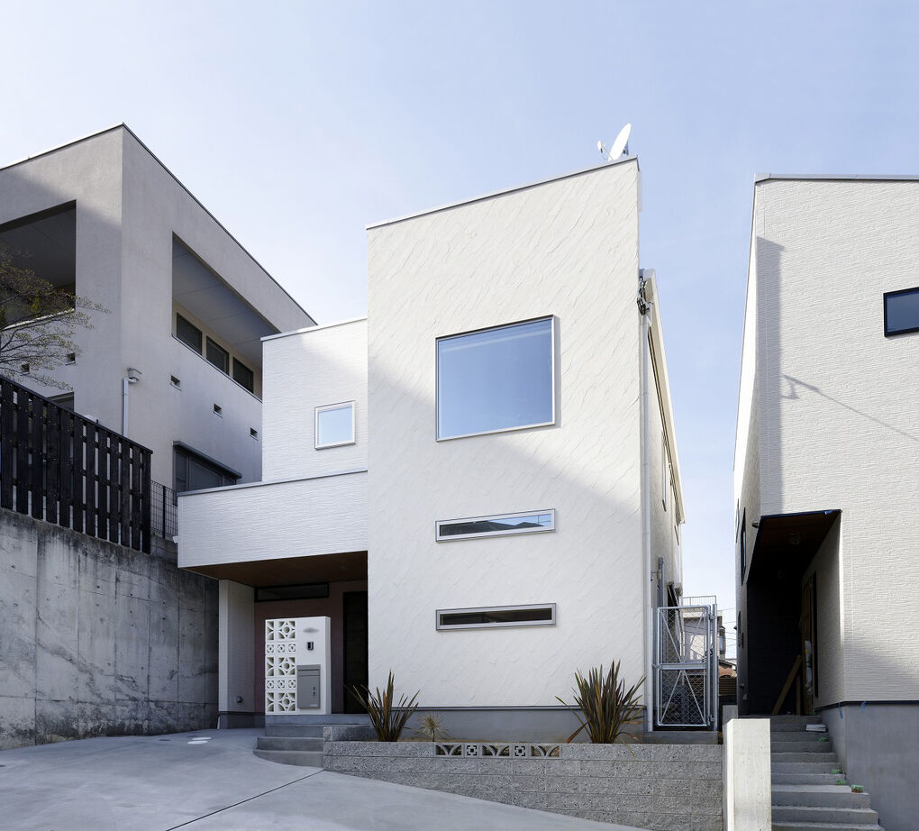 IDEAL HOME　アイデアルホーム（カスタムホーム） 【2000万円台/新築/外から見えない/約33坪】人目を気にせずにくつろげるスキップフロアのあるオシャレな家の建築実例画像1