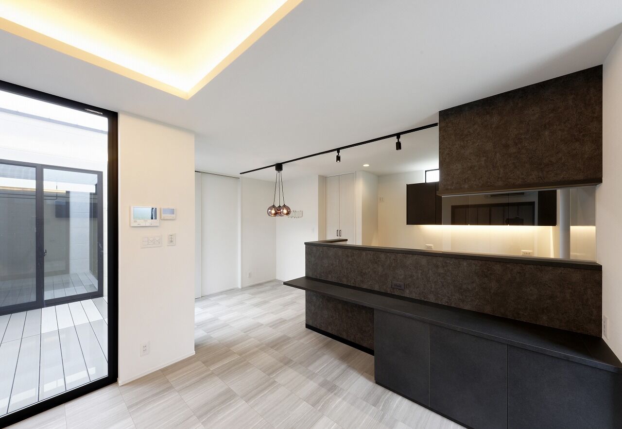 IDEAL HOME　アイデアルホーム（カスタムホーム） 【2000万円台/建築家/新築/枚方市/約33坪】中庭を囲む間取り設計で家事動線にこだわり快適性を追求する家の建築実例画像2