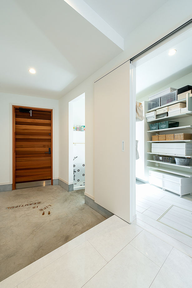 矢島建設工業 【2500～2999万円／吹抜け・3階建て】変形の間取りから生まれる程よい距離感。お手本は海外インテリアの建築実例画像6