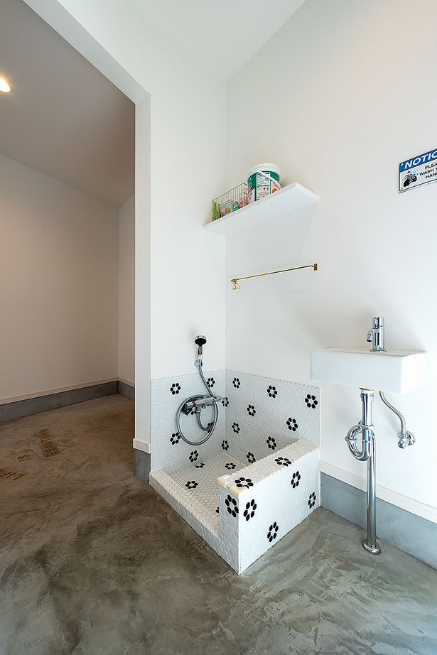 矢島建設工業 【2500～2999万円／吹抜け・3階建て】変形の間取りから生まれる程よい距離感。お手本は海外インテリアの建築実例画像7