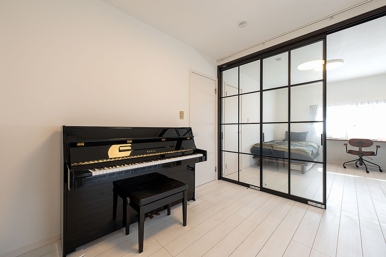 矢島建設工業 【2500～2999万円／吹抜け・3階建て】変形の間取りから生まれる程よい距離感。お手本は海外インテリアの建築実例画像9