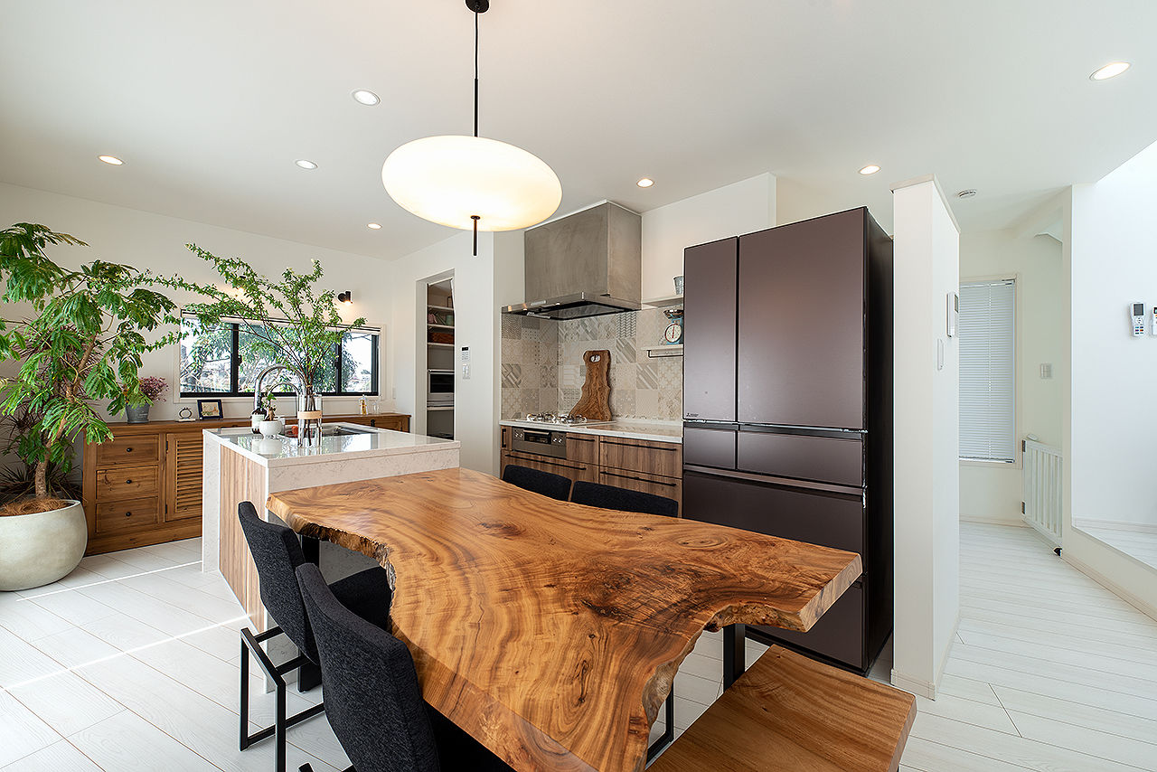 矢島建設工業 【2500～2999万円／吹抜け・3階建て】変形の間取りから生まれる程よい距離感。お手本は海外インテリアの建築実例画像10