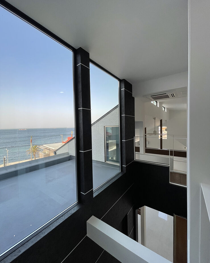 矢島建設工業 【海が見える│吹き抜け│サウナ付き】開放感と非日常を味わう。リゾートの寛ぎを我が家で＜間取り有＞の建築実例画像4