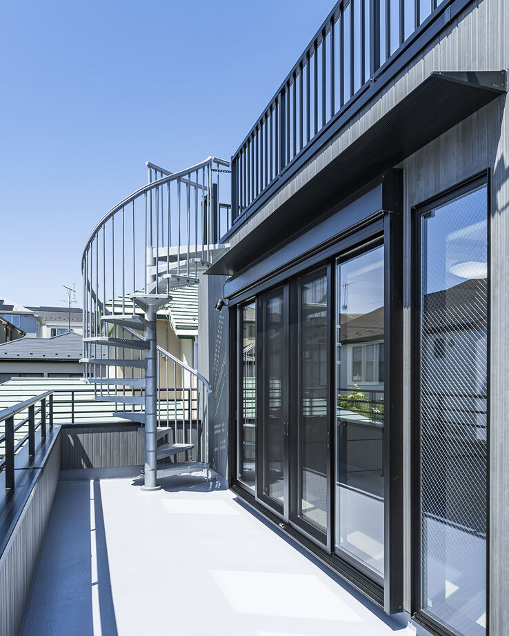 矢島建設工業 【3500～3999万円／事務所併用住宅】柱のない大空間LDKと屋上テラス。仕事と暮らし、どちらも快適にの建築実例画像2