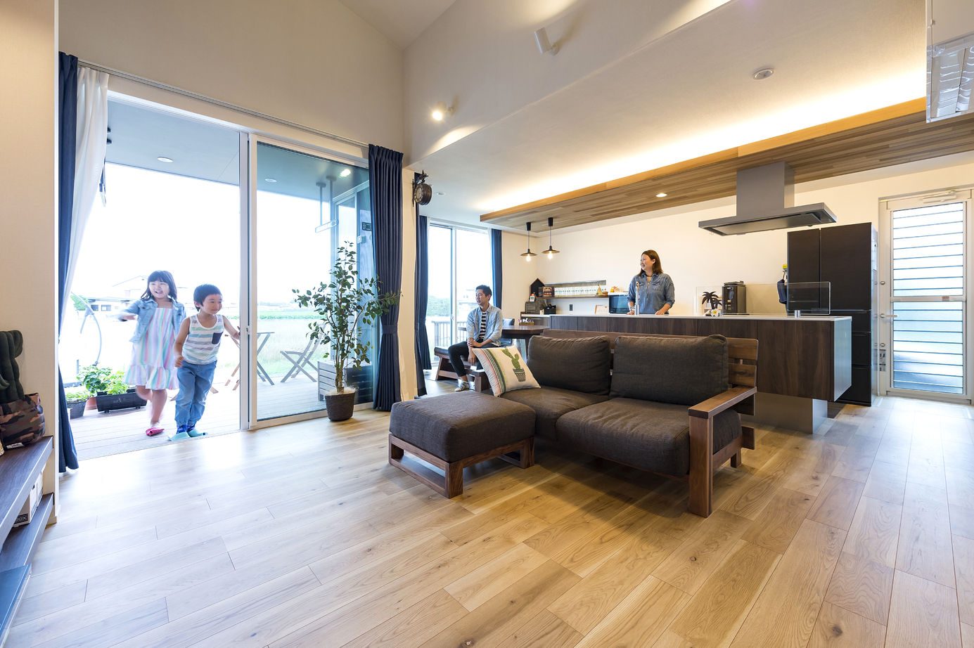 ＱＬＡＳＨＩＳＡ　高草木工務店 【太田市｜造作洗面台｜レッドシダー】無垢が作り出す癒しの空間 吹き抜け×秘密基地の平屋-太陽光発電-ZEHの建築実例画像5