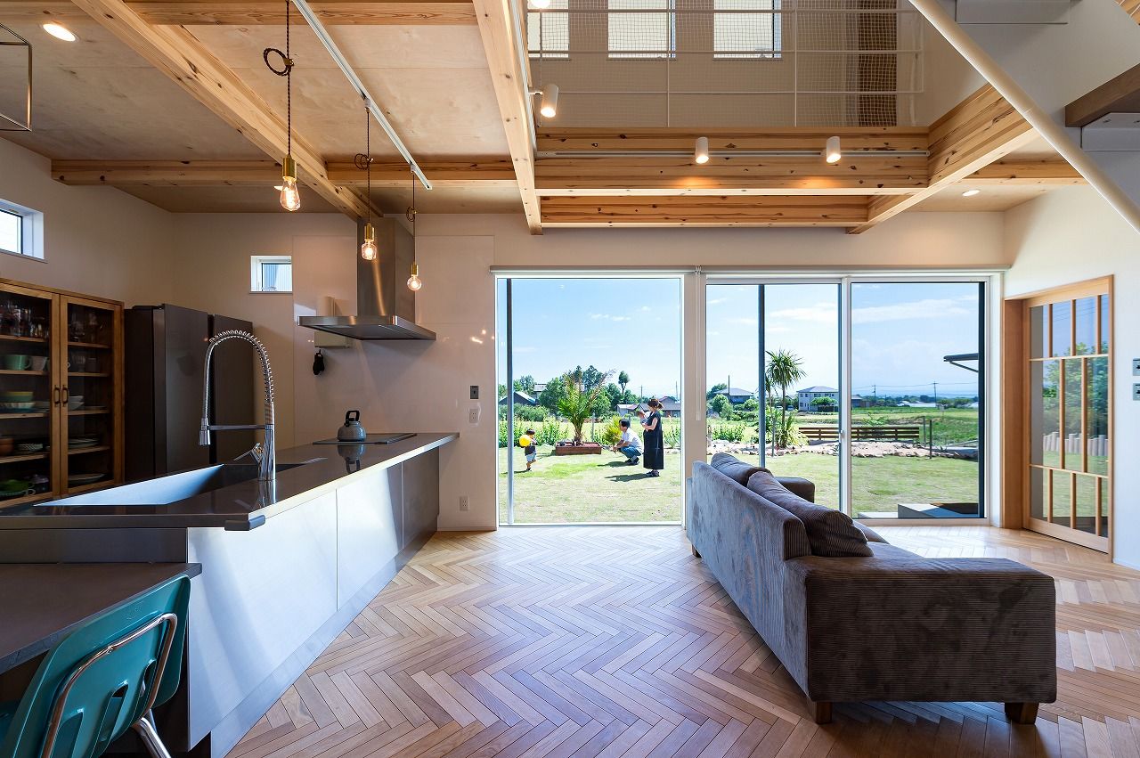 ＱＬＡＳＨＩＳＡ　高草木工務店 【前橋市｜造作多数｜無垢フローリング】ヘリンボーンが彩るナチュラルでカッコイイ木の家-太陽光発電-ZEHの建築実例画像1