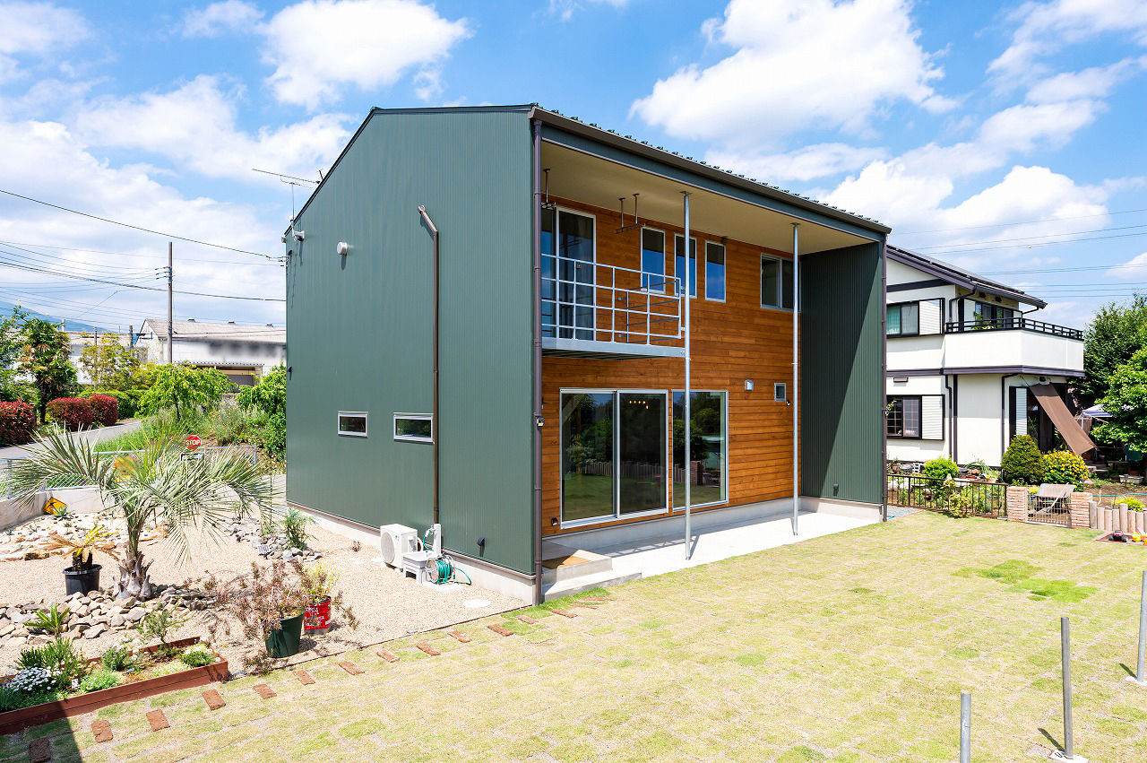 ＱＬＡＳＨＩＳＡ　高草木工務店 【前橋市｜造作多数｜無垢フローリング】ヘリンボーンが彩るナチュラルでカッコイイ木の家-太陽光発電-ZEHの建築実例画像2