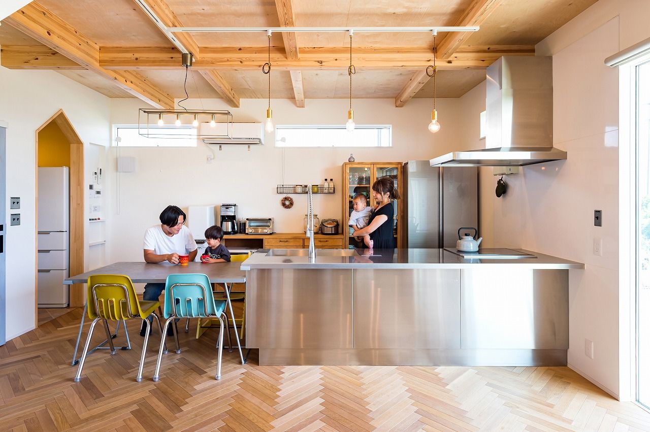 ＱＬＡＳＨＩＳＡ　高草木工務店 【前橋市｜造作多数｜無垢フローリング】ヘリンボーンが彩るナチュラルでカッコイイ木の家-太陽光発電-ZEHの建築実例画像3