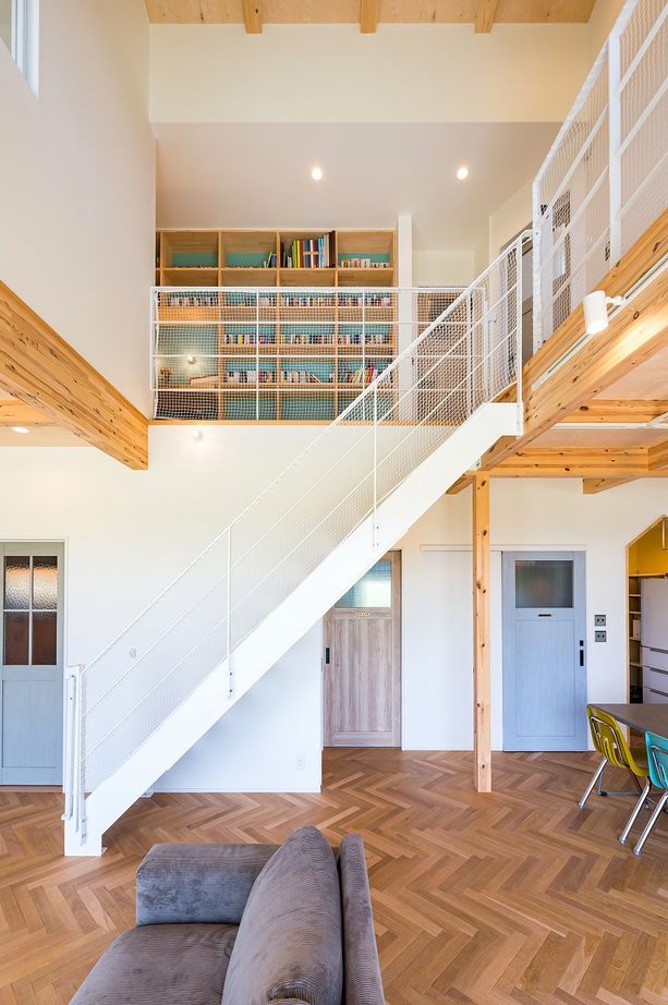 ＱＬＡＳＨＩＳＡ　高草木工務店 【前橋市｜造作多数｜無垢フローリング】ヘリンボーンが彩るナチュラルでカッコイイ木の家-太陽光発電-ZEHの建築実例画像4