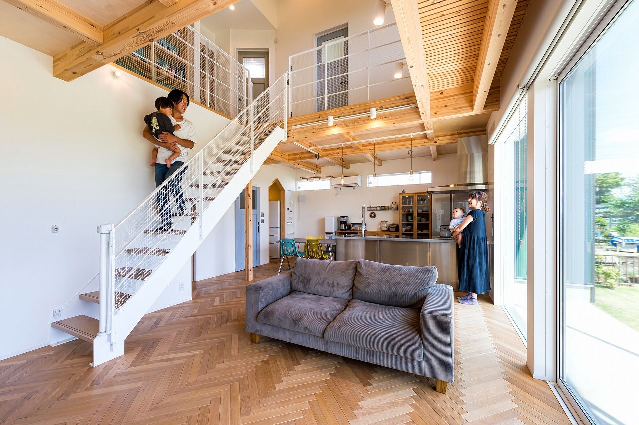 ＱＬＡＳＨＩＳＡ　高草木工務店 【前橋市｜造作多数｜無垢フローリング】ヘリンボーンが彩るナチュラルでカッコイイ木の家-太陽光発電-ZEHの建築実例画像5