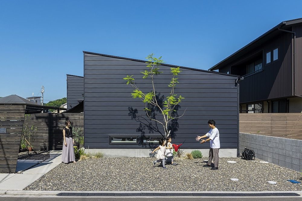 ＱＬＡＳＨＩＳＡ　高草木工務店 【間取り図有｜無垢材｜平屋】陽だまりに包まれて家族との時間を満喫　本棚階段のある遊びゴコロ溢れる家の建築実例画像1