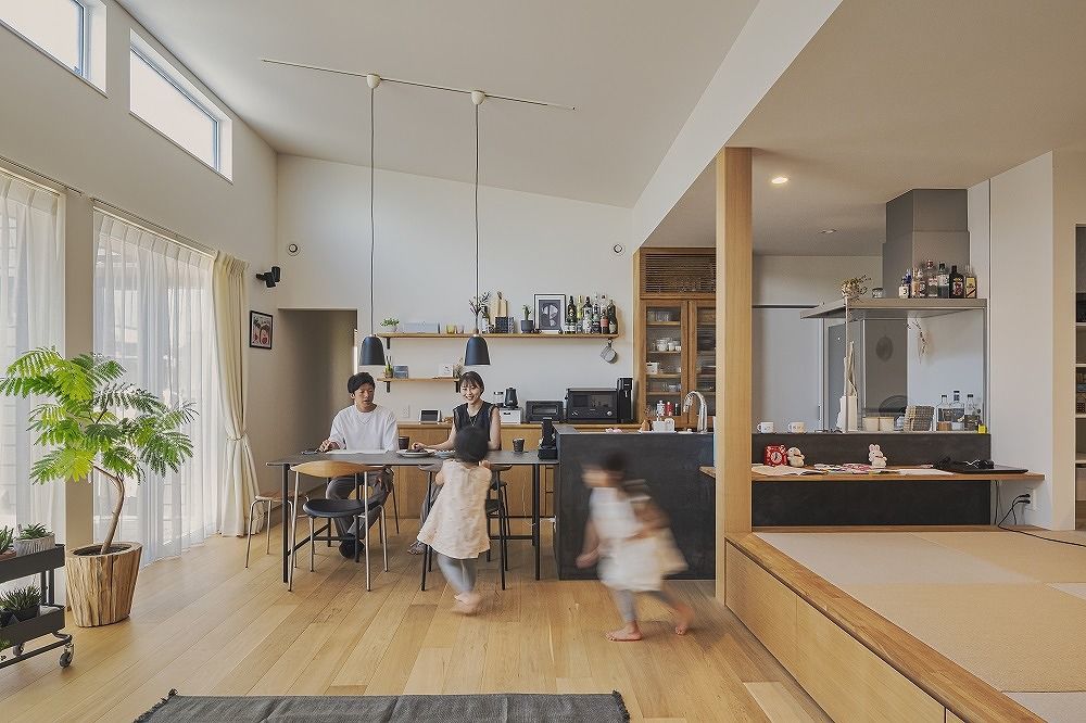 ＱＬＡＳＨＩＳＡ　高草木工務店 【間取り図有｜無垢材｜平屋】陽だまりに包まれて家族との時間を満喫　本棚階段のある遊びゴコロ溢れる家の建築実例画像2