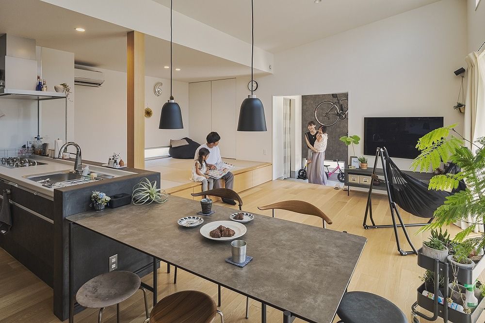 ＱＬＡＳＨＩＳＡ　高草木工務店 【間取り図有｜無垢材｜平屋】陽だまりに包まれて家族との時間を満喫　本棚階段のある遊びゴコロ溢れる家の建築実例画像3